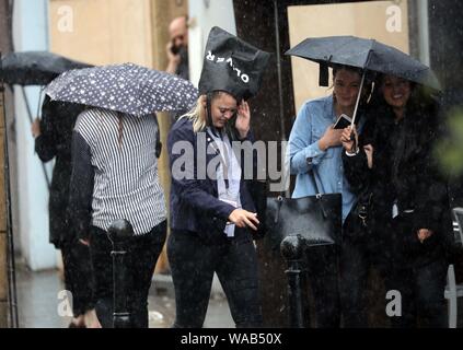 Bild zeigt: August Auswaschung weiterhin als starker Regen und Donner Central London in Clerkenwell heute geschlagen. 19.8.19 Beutel auf dem Kopf ohne Umbria Stockfoto