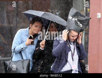 Bild zeigt: August Auswaschung weiterhin als starker Regen und Donner Central London in Clerkenwell heute geschlagen. 19.8.19 Beutel auf dem Kopf ohne Umbria Stockfoto