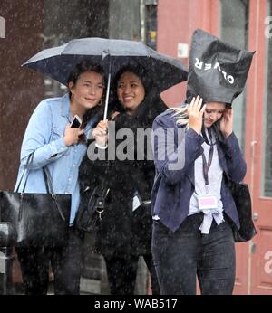 Bild zeigt: August Auswaschung weiterhin als starker Regen und Donner Central London in Clerkenwell heute geschlagen. 19.8.19 Beutel auf dem Kopf ohne Umbria Stockfoto