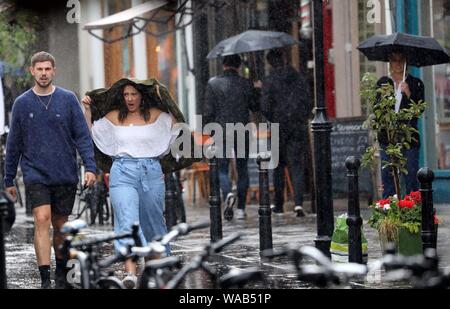 Bild zeigt: August Auswaschung weiterhin als starker Regen und Donner Central London in Clerkenwell heute geschlagen. 19.8.19 im Sommer Kleidung durchnässt pic von der GAV Stockfoto