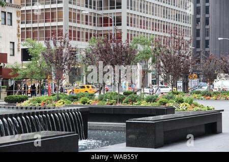 NEW YORK, USA - Juli 4, 2013: die Menschen entlang der 6. Avenue in New York. Fast 19 Millionen Menschen leben in New York City metropolitan area. Stockfoto