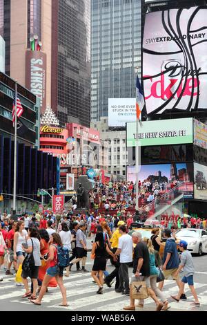 NEW YORK, USA - Juli 4, 2013: die Menschen besuchen Sie den Times Square in New York. Den Platz an der Kreuzung von Broadway und 7. Avenue hat rund 39 Millionen Besucher ein Stockfoto