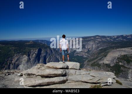 Top des Half Dome Wanderung mit Blick auf das Yosemite Tal Stockfoto