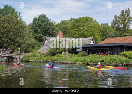 Kajakfahrer auf dem Fluss Stour auf Bridge Cottage, Flatford Mill, berühmt durch den Künstler John Constable 1776-1941, Suffolk, England, Großbritannien Stockfoto