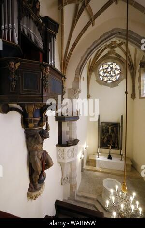 Die Luther Kapelle auf dem Fortress Hill wurde erstmals im Jahr 1075 erwähnt. Sie ist eine hohe Kapelle. Die Glasmalerei Gemälde zeigen Porträts der sächsischen Herrscher. Die hohen Fenster zeigt den Heiligen Petrus und Paulus und das Wappen. Coburg, Bayern, Deutschland, EuropeDate: Juni 04, 2018 | Verwendung weltweit Stockfoto