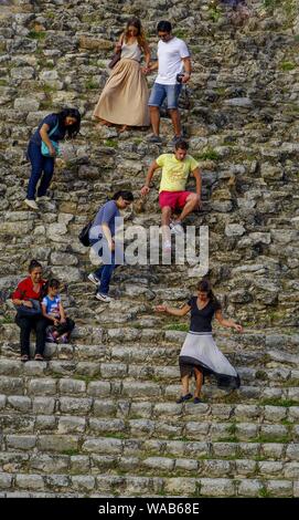 Junge Besucher steigen die steilen Stufen der 36 m hohen Pyramide Kinich Kak Moo ('Herr der Augen' der Sonne). Die Pyramide ist in der Mitte der Stadt von Izamal entfernt. (25. Januar 2015) | Verwendung weltweit Stockfoto