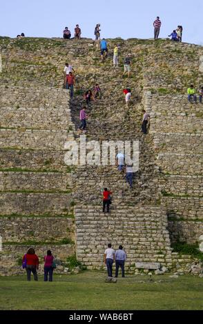 Die jungen Besucher steigen die steilen Stufen der 36 m hohen Pyramide Kinich Kak Moo ('Herr der Augen' der Sonne). Die Pyramide ist in der Mitte der Stadt von Izamal entfernt. (25. Januar 2015) | Verwendung weltweit Stockfoto