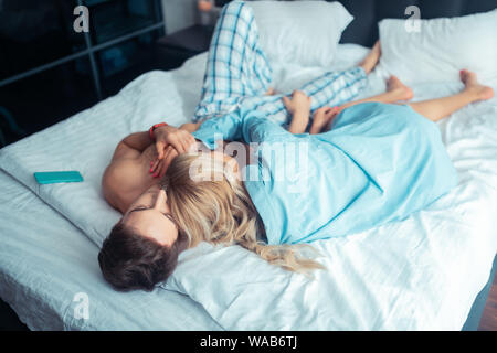 Paar chillige und zusammen Schlafen auf big bed Stockfoto