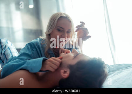 Lächelnde Frau beim Gespräch mit ihrem stattlichen Mann Stockfoto