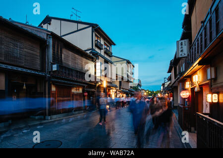 Kyoto, Japan - 17. Mai 2019: die Nacht auf den Straßen im Stadtteil Gion von Kyoto in Japan Stockfoto