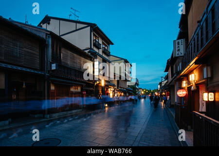 Kyoto, Japan - 17. Mai 2019: die Nacht auf den Straßen im Stadtteil Gion von Kyoto in Japan Stockfoto