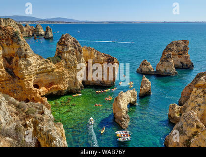 Ponta da Piedade, Lagos, mit einer Gruppe von Kajaks Stockfoto