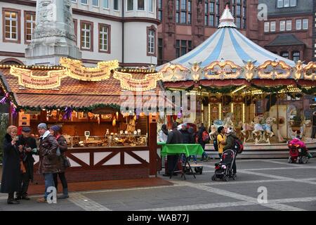 FRANKFURT, Deutschland - Dezember 6, 2016: die Menschen besuchen Weihnachtsmarkt in Frankfurt am Main, Deutschland. Die Tradition der Christkindlmarkt stammt aus Deutschland. Stockfoto