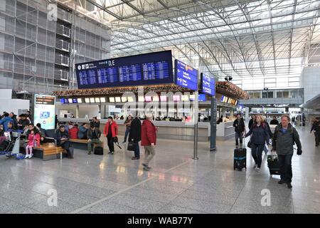 FRANKFURT, Deutschland - Dezember 6, 2016: Passagiere Terminal 2 des Flughafen Frankfurt am Main in Deutschland besuchen. Es ist der 12 verkehrsreichsten Flughafen. Stockfoto