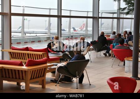 FRANKFURT, Deutschland - Dezember 6, 2016: Passagiere Cafe besuchen Sie am Frankfurter Flughafen in Deutschland. Es ist der 12 verkehrsreichsten Flughafen der worl Stockfoto
