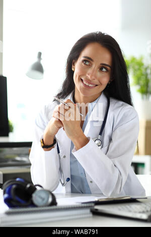 Ziemlich weiblich GP am Arbeitstisch mit freudigem Gesicht Stockfoto