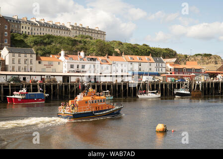 RNLI Trent klasse Rettungsboot RNLB George und Mary Webb verlassen den Hafen von Whitby, in Yorkshire, England, Großbritannien Stockfoto