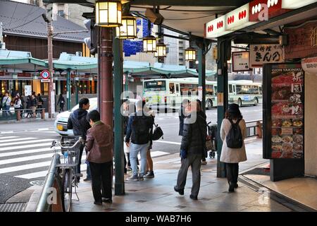 KYOTO, Japan - 24. NOVEMBER 2016: Menschen kaufen bei Shijo-Dori in Kyoto, Japan. Kyoto ist eine große Stadt mit einer Bevölkerung von 1,5 Millionen. Stockfoto