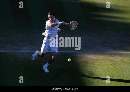 Michail Kukushkin von Kasachstan spielen einhändig Vorhand gegen Mischa Zverev in Deutschland. Natur Tal Internationale 2018 - Freitag, 29, Juni, 2 Stockfoto