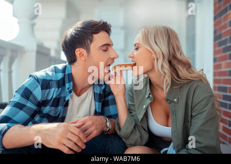 Paar wafer Essen zusammen und genießen Sie das Frühstück im Freien Stockfoto