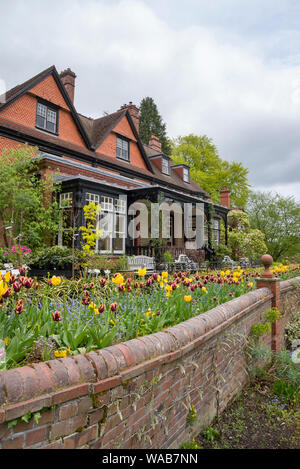 Bereich an der Vorderseite des Hauses an Hergest Croft Gardens im Frühjahr. Kington, England. Stockfoto