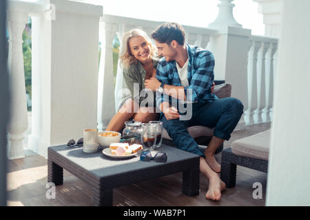 Paar beim Morgen beim Frühstück auf dem Balkon Stockfoto