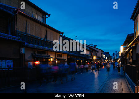 Kyoto, Japan - 17. Mai 2019: die Nacht auf den Straßen im Stadtteil Gion von Kyoto in Japan Stockfoto