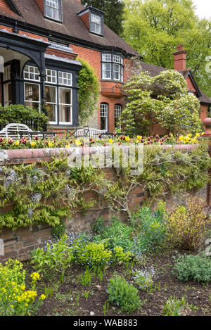 Bereich an der Vorderseite des Hauses an Hergest Croft Gardens im Frühjahr. Kington, England. Stockfoto