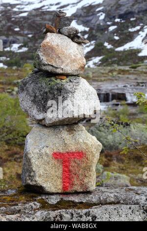 Norwegen Wanderweg cairns Kennzeichnung - Gebirge in Hordaland County. Troll's Zunge Trail. Stockfoto