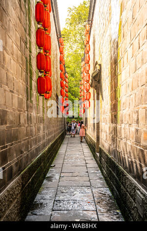 Schmale Gasse mit roten Lampions an Jinli antike Stadt in Chengdu Sichuan China Stockfoto