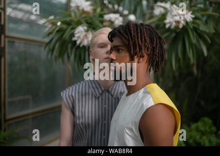 Dunkle Bärtigen dunkelhäutigen Mann mit dreads stehen in der Nähe der blonde Mann Stockfoto