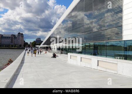 OSLO, Norwegen - 2 August, 2015: die Menschen besuchen Sie die Oper Oslo in Norwegen. Das Gebäude entworfen durch das norwegische Studio Snohetta erhielt Mies van der Rohe Award 2009. Stockfoto