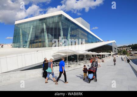 OSLO, Norwegen - 2 August, 2015: die Menschen besuchen Sie die Oper Oslo in Norwegen. Das Gebäude entworfen durch das norwegische Studio Snohetta erhielt Mies van der Rohe Award 2009. Stockfoto