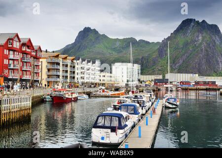 SVOLVAER, NORWEGEN - Juli 26, 2015: die Menschen besuchen Sie svolvaer Fischerdorf in Lofoten Inseln, Norwegen. Ausländische Touristen haben etwa 5 Millionen Übernachtungen Stockfoto