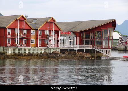 SVOLVAER, NORWEGEN - Juli 26, 2015: die Menschen besuchen Scandic Hotel in Leknes, Lofoten, Norwegen. Ausländische Touristen haben etwa 5 Millionen Übernachtungen sta Stockfoto