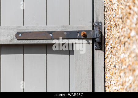 Schwarzes tor Scharnier auf einem großen grauen Garden Gate Stockfoto