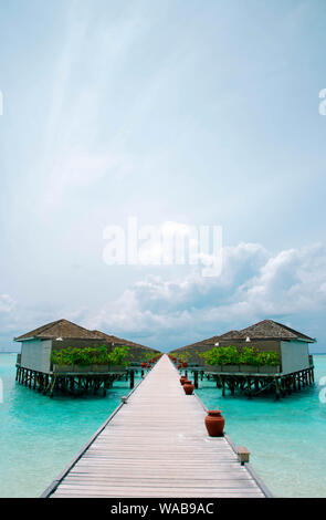 Meeru Island Malediven April 2019. - Amazing tropical Overwater Bungalow Resort am Strand. Stockfoto