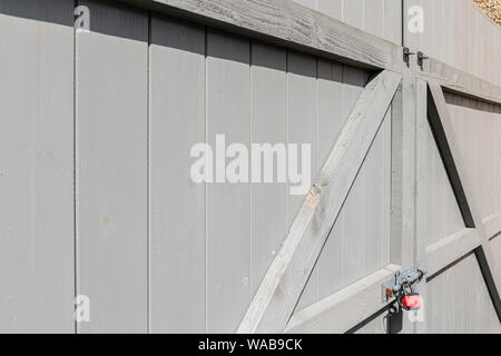 Große graue Auffahrt/Garten Tore. Stockfoto