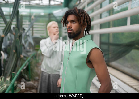 Mann mit Dreadlocks in der Nähe von hellhäutigen Mann Stockfoto
