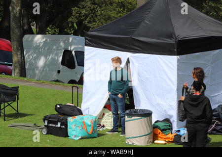 Montag 19. August 2019, Llandudno, ITV soap Stars in Llandudno, Coronation Street Sterne Sam Aston und Dolly-Rose Filmen scens in Llandudno an der Great Orme Stockfoto