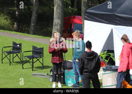 Montag 19. August 2019, Llandudno, ITV soap Stars in Llandudno, Coronation Street Sterne Sam Aston und Dolly-Rose Filmen scens in Llandudno an der Great Orme Stockfoto