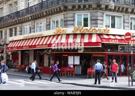 PARIS, Frankreich, 22. JULI 2011: die Menschen besuchen La Rotonde in Paris, Frankreich. Paris ist die meistbesuchte Stadt der Welt mit 15,6 Millionen international a Stockfoto