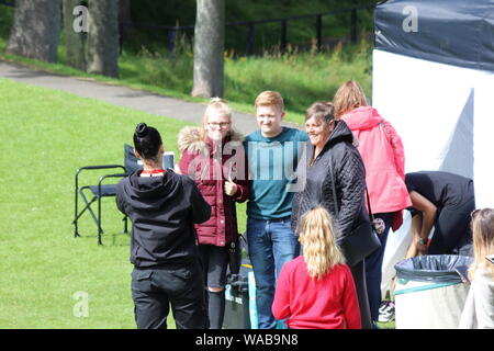 Montag 19. August 2019, Llandudno, ITV soap Stars in Llandudno, Coronation Street Sterne Sam Aston und Dolly-Rose Filmen scens in Llandudno an der Great Orme Stockfoto