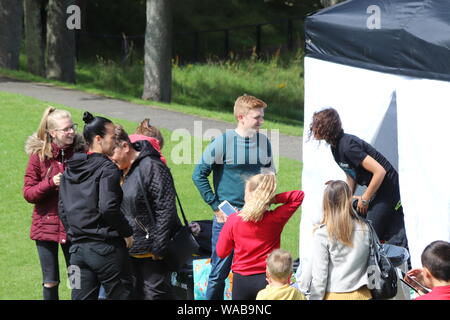 Montag 19. August 2019, Llandudno, ITV soap Stars in Llandudno, Coronation Street Sterne Sam Aston und Dolly-Rose Filmen scens in Llandudno an der Great Orme Stockfoto