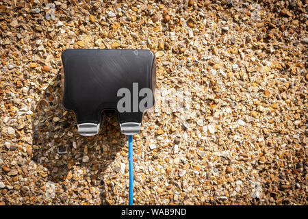 Inländische im Freien elektrische Steckdose Wasserdichte Box mit blauem Kabel läuft. Stockfoto