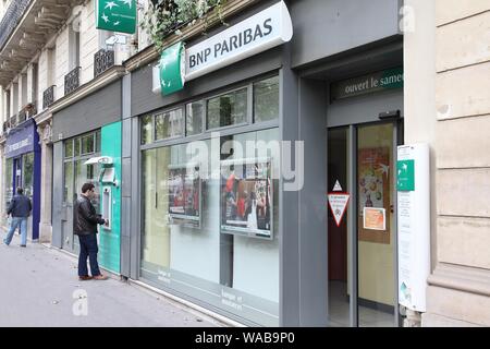 PARIS, Frankreich, 23. JULI 2011: Person visits Bank BNP Paribas Niederlassung in Paris, Frankreich. Durch die Fusion im Jahr 2000 gegründet, ist die Bank derzeit größte werde Stockfoto