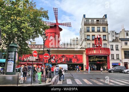 PARIS, Frankreich, 22. JULI 2011: Touristen besuchen Montmartre Viertel in Paris, Frankreich. Paris ist die meistbesuchte Stadt der Welt mit 15,6 Millionen inte Stockfoto