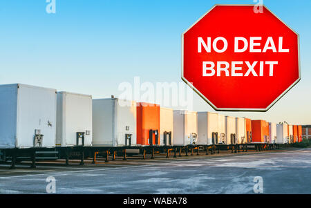 Kein Deal Brexit digital Composite von Trucks und Lkws, die in eine Warteschlange aufgrund der Zollkontrollen. Großbritannien ist der EU standardmäßig auf on Oktober 31st, 2019 lassen Stockfoto