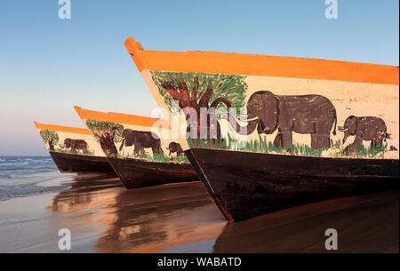 Bunte Fischerboote am Strand von Cape Maclear, Malawi Stockfoto