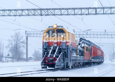 Perm, Russland - Januar 05, 2019: Bahn Schnee Ausbau der Bahn für die Reinigungsstation Titel und Weichen bei Schneefall Stockfoto